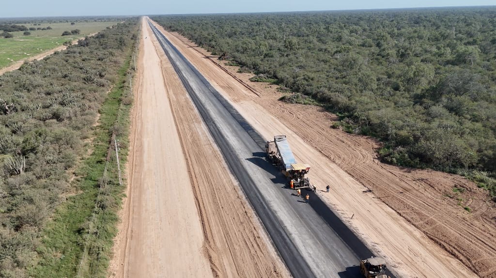 mopcparaguay's tweet photo. 🛣️ Avanza el Lote 1 del #CorredorBioceánico

➡️ Con importantes frentes de trabajo: terraplén, suelo mejorado con cemento, base granular cementicia y hormigón hidráulico en Mariscal Estigarribia, mejorando la resistencia y seguridad de la vía.

👉 https://t.co/iD8HaWCMcl https://t.co/DcSOv89SPE