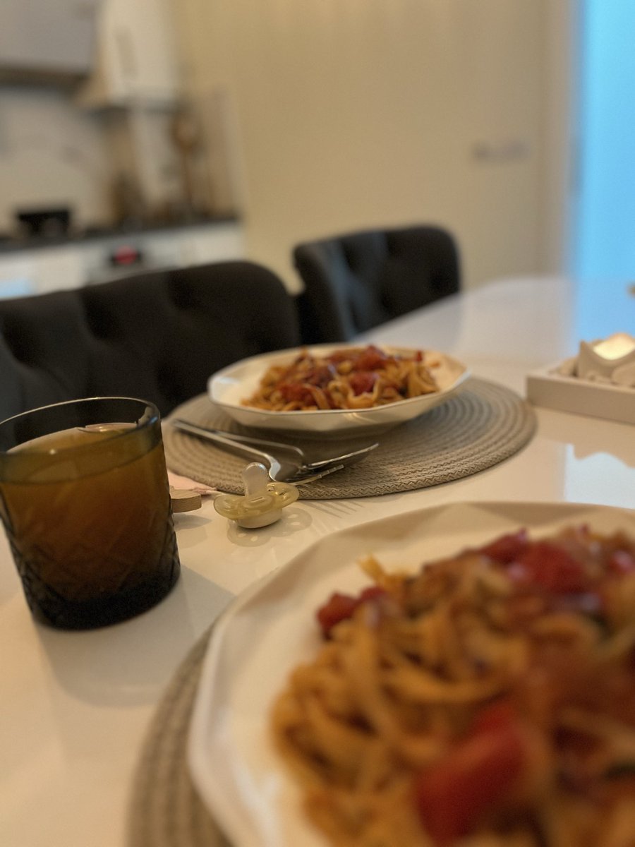 sedacgnn's tweet photo. |•“Akşam üstü sohbeti, ev makarnası  ve minik bir eşlikçi.” 👼•🍝 
@lavinia11128 https://t.co/cwBhYOcXCb