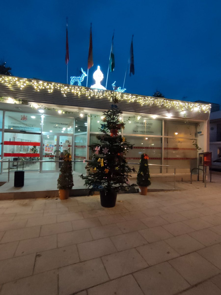 ¡Qué bonito está Alcolea! 🤩 Los árboles de la Plaza de la Cerería brillan con los adornos navideños creados por las alumnas del Taller de Participación Ciudadana. ✨ ¡Creatividad vecinal que da color a la Navidad! 🎄

#Alcolea #AdornosNavideños #Participación @ayuncorba_es