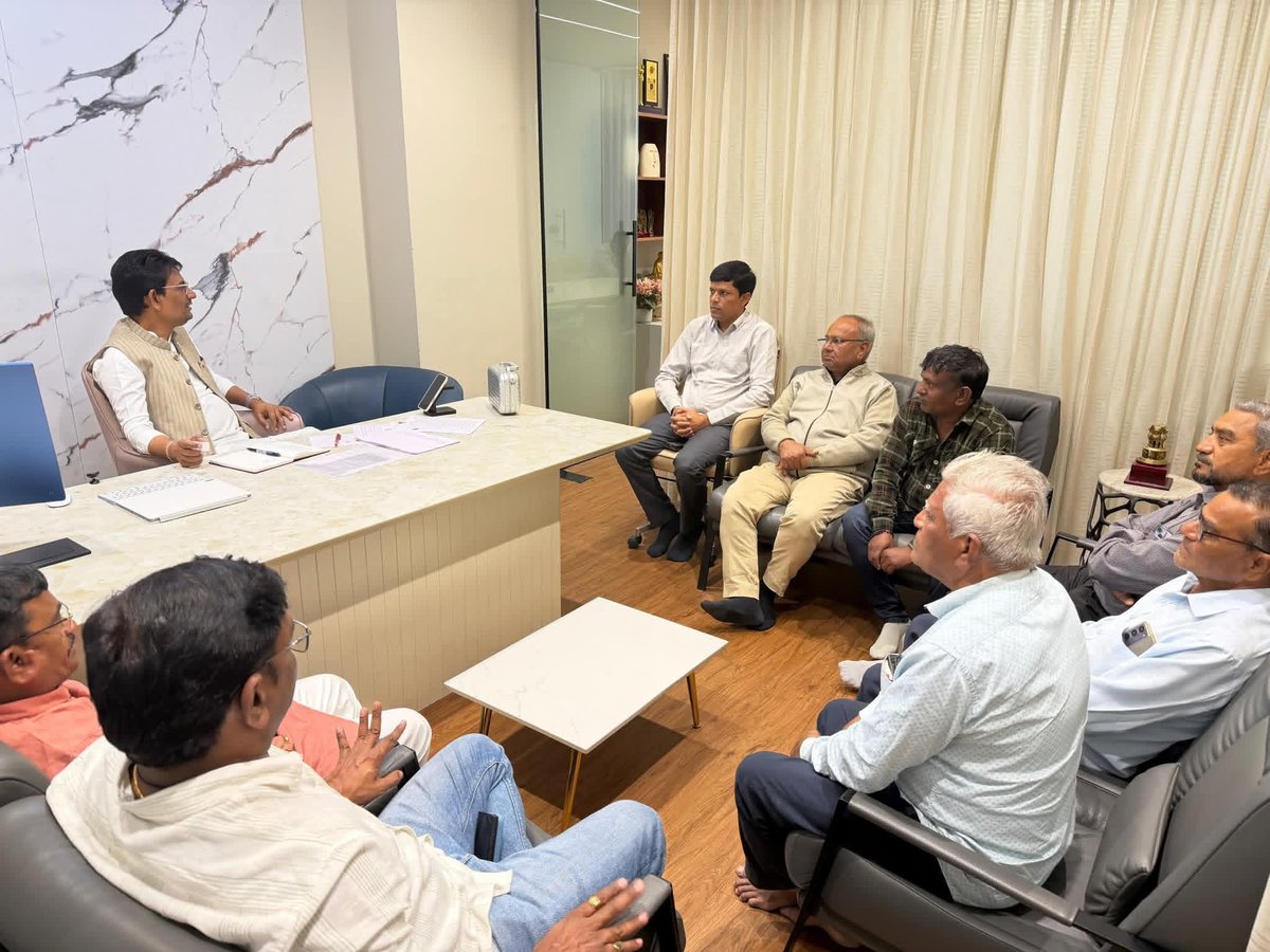 RatujiThakorBjp's tweet photo. ગાંધીનગર દક્ષિણના ધારાસભ્યશ્રી @AlpeshThakor_ જી સાહેબ અને ડેપ્યુટી મેયરશ્રી નટુજી ઠાકોર સાથે રાયસણ કુડાસણ વિસ્તારના આગેવાનોએ શુભેચ્છા મુલાકાત કરી...
#Thakorsena #President #AlpeshThakor #Gkts_Gujarat #GKTS #MLAGujarat #ratujithakorkankrej #mahakalifinance #trendingpost https://t.co/2Z3RSRwAhq