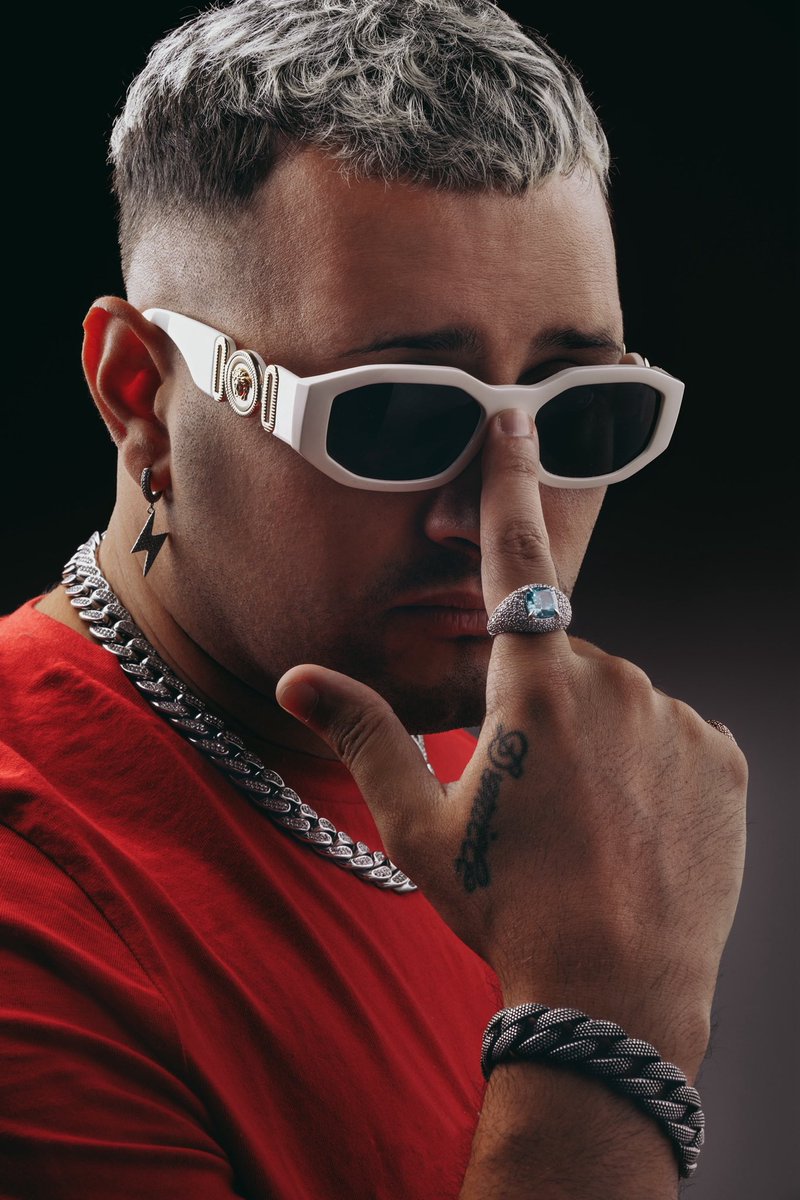 SkuNkOfficial's tweet photo. DAI FASTIDIO SE TI DISTINGUI DALLA MASSA
COME IENE MANGIANÓ DALLA TUA CARCASSA
TUTTI AMICI SE SEI COME VOGLIONO LORO 
LE PRETESE AUMENTANO COME IL VALORE DELL'ORO. 💀📈✨

#shooting #rap #skunk https://t.co/2A78H5THRn