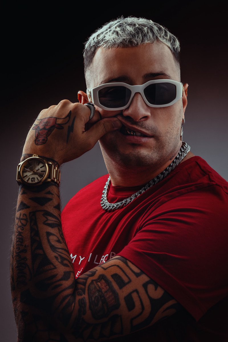 SkuNkOfficial's tweet photo. DAI FASTIDIO SE TI DISTINGUI DALLA MASSA
COME IENE MANGIANÓ DALLA TUA CARCASSA
TUTTI AMICI SE SEI COME VOGLIONO LORO 
LE PRETESE AUMENTANO COME IL VALORE DELL'ORO. 💀📈✨

#shooting #rap #skunk https://t.co/2A78H5THRn