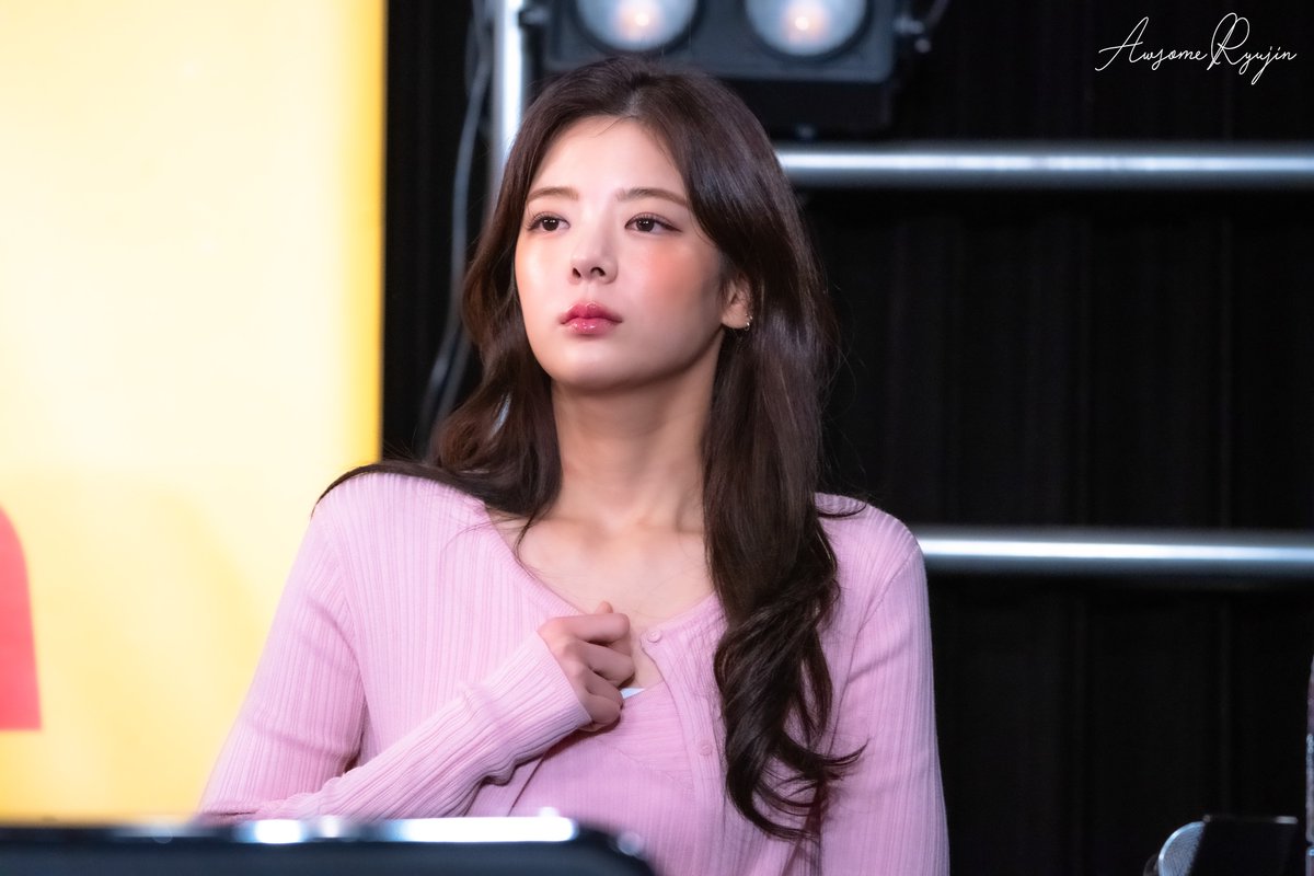 AwsomeRyujin's tweet photo. 251214 Tower Records #Lia #리아

무표정일 때는 얼음공주처럼 보이지만 ❄️
웃는 순간 얼음이 사르륵 녹아요 ☺️ https://t.co/edqaE8i8fR