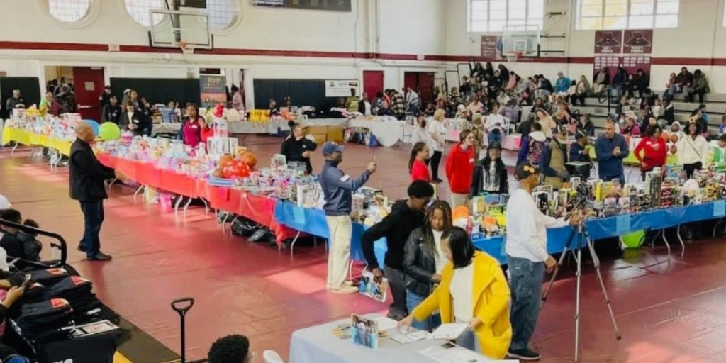 NorthStateBank's tweet image. Mortgage Community Outreach Officer 𝗦𝗼𝗻𝗱𝗿𝗮 𝗖𝗼𝗹𝗹𝗶𝗻𝘀 joined Lost Sheep Outreach Ministry for their annual Christmas Celebration at Shaw University, spreading tidings of comfort and joy to over 400 neighbors with gifts, haircuts, and heartfelt holiday support.