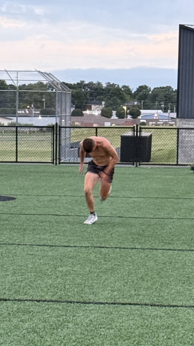 JGP04's tweet image. You can often tell how badly someone wants something by how hard they’re willing to work.

For the past 4 months, this kid has committed ~3 hours a day, 4–5x a week to his craft.

AM speed &amp;amp; agility
PM weight training
Baseball work

Proud of the commitment, ⁦@Logan_Perry23⁩