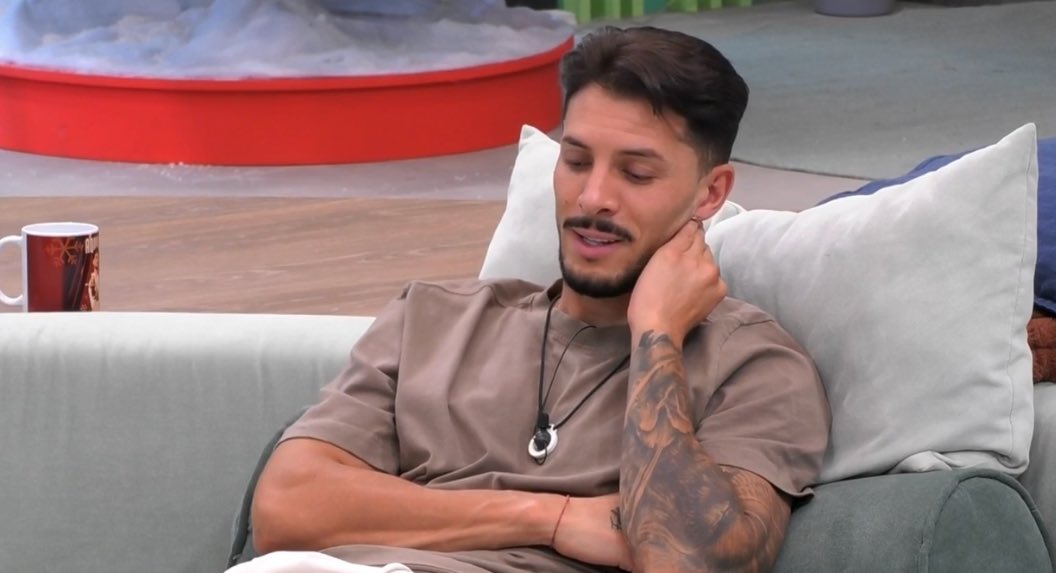 dramabananna's tweet photo. Cristian: Yo nunca me hago la víctima’
En #UnoDeGH: Dejé de ir al gym para no molestar a mi ex…
Sus discursos: Siempre pienso en los demás antes que en mí…Nunca me pongo yo 1º
Ahora mismo hablándole a la cámara, victimizándose por lo que le “ha hecho Rocío” #GH16D https://t.co/9cVEJKEVd8