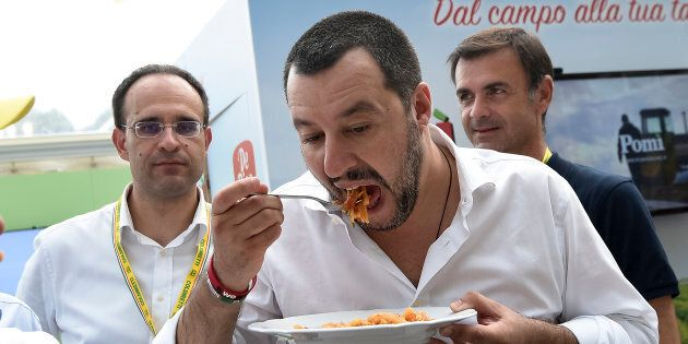 Labbufala's tweet photo. Dopo aver attribuito i ritardi dei treni alla presenza dei cinghiali sui binari #Salvini ha proposto di reintrodurre in natura il loro nemico naturale: le pappardelle. https://t.co/to2bkTxScc
