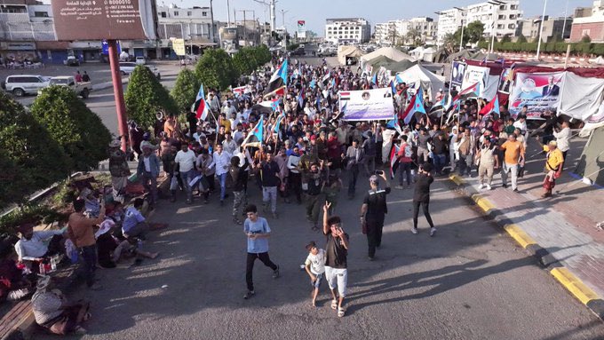 لليوم التاسع على التوالي.. جماهير الجنوب بساحة العروض بـ العاصمة عدن تطالب القيادة السياسية بإعلان استقلال الجنوب #عمليه_الحسم 