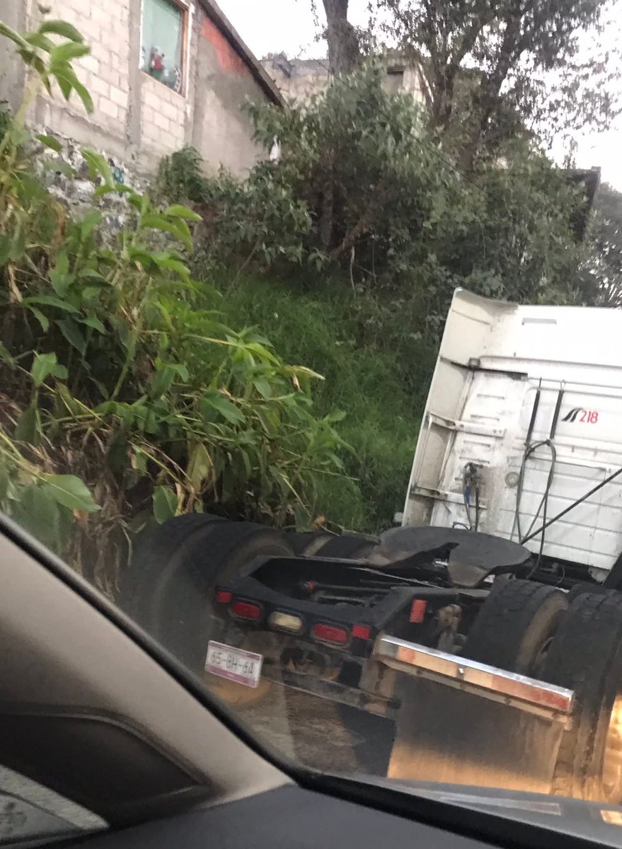 Reportan camión atorado en la pluma bajando a Zacamulpa Norte, Huixquilucan.