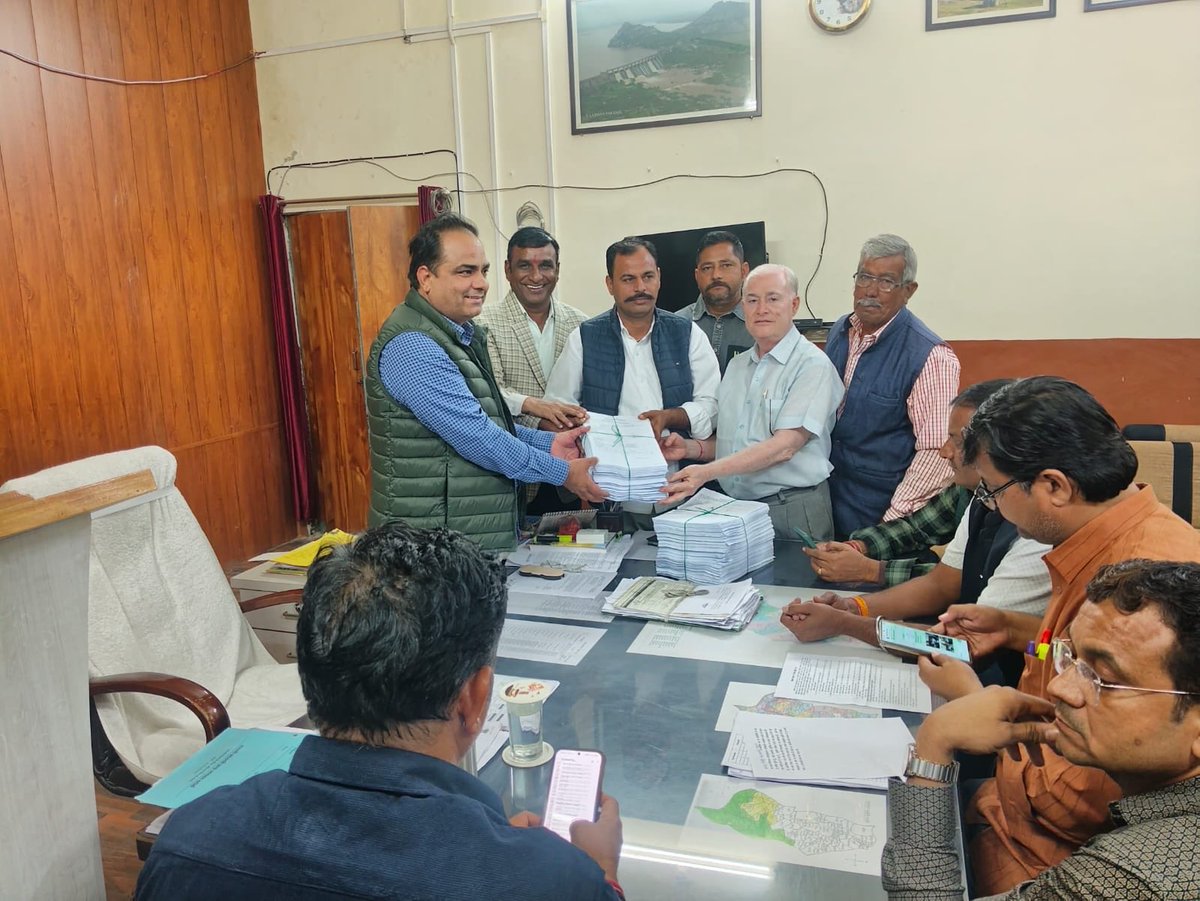DcDmPali's tweet photo. 👉मतदाता सूची विशेष गहन पुनरीक्षण -2026
#ERO_BAALI 
 द्वारा मान्यता प्राप्त राजनैतिक दलों के प्रतिनिधियों के साथ प्रारूप मतदाता सूचियां साझा करने के क्रम में बैठक का आयोजन किया गया। #baali 
#SIR2026 
@CeoRajasthan @DIPRRajasthan 
@ECISVEEP @PaliZila https://t.co/XxGYMBcGSu