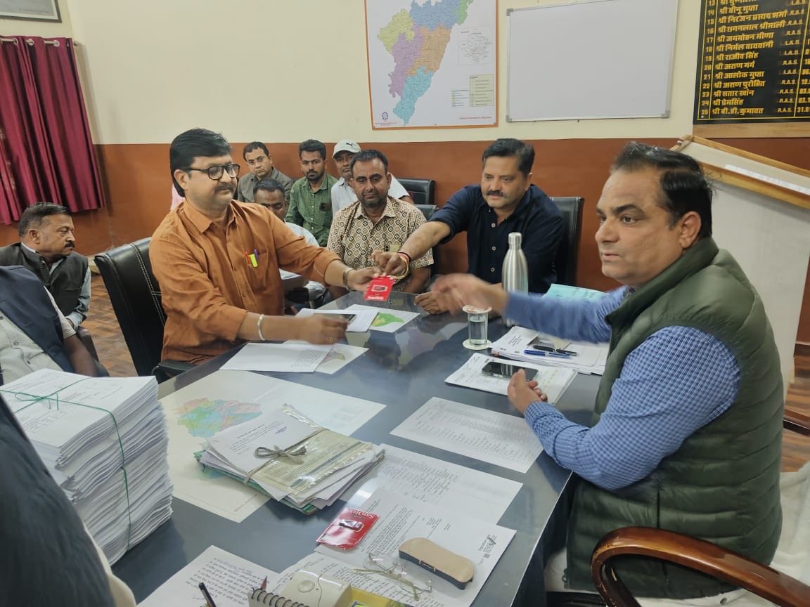 DcDmPali's tweet photo. 👉मतदाता सूची विशेष गहन पुनरीक्षण -2026
#ERO_BAALI 
 द्वारा मान्यता प्राप्त राजनैतिक दलों के प्रतिनिधियों के साथ प्रारूप मतदाता सूचियां साझा करने के क्रम में बैठक का आयोजन किया गया। #baali 
#SIR2026 
@CeoRajasthan @DIPRRajasthan 
@ECISVEEP @PaliZila https://t.co/XxGYMBcGSu