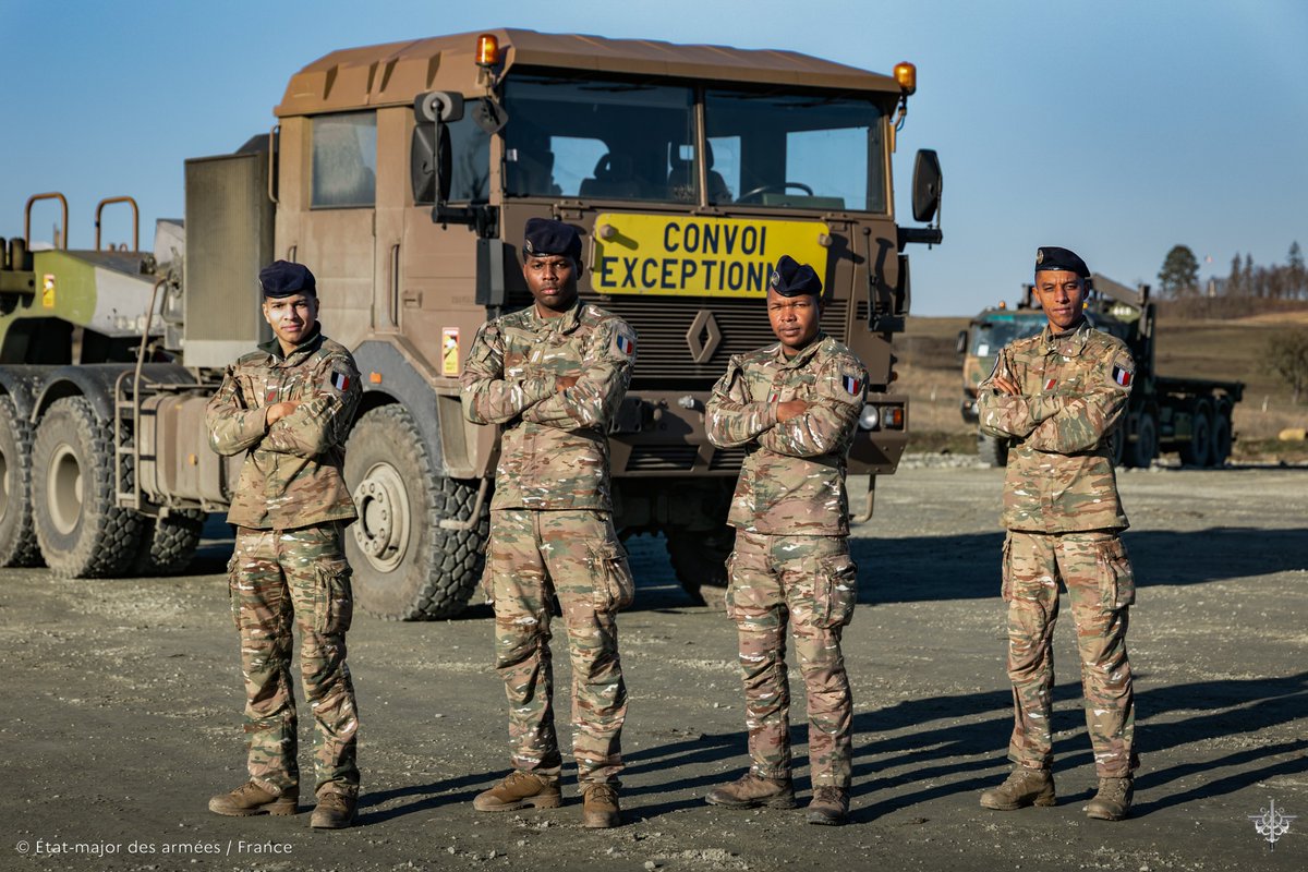 armeedeTerre's tweet photo. #ÀLHonneur 📜🫡 Une vie sauvée grâce aux militaires français de Cincu 🇷🇴

10 décembre 2025, entre Bucarest et Ploesti en Roumanie. 4 sous-officiers et militaires du rang du bataillon multinational effectuent une liaison sur l’autoroute A3 avec leur véhicule VT4.

Alors qu’ils roulent, ils aperçoivent soudain en sens inverse, un poid-lourd franchir la barrière de sécurité puis se coucher avec fracas juste devant eux.
Réagissant avec sang-froid pour éviter la collision, le conducteur stoppe immédiatement son véhicule près du camion.

Pendant que 3 soldats commencent à alerter et à sécuriser la circulation, le quatrième  monte sur la cabine renversée et tente d’appeler son occupant, mais sans succès. Sans réfléchir, il brise la vitre à mains nues, entre rapidement et effectue un contrôle de l’état de santé de la victime, en état de choc.
Avec l’aide d’un autre automobiliste, il réussit à évacuer le chauffeur du poids-lourd au plus loin du véhicule accidenté. De la fumée et du gasoil s’échappent du moteur.

Pendant ce temps, les 3 autres soldats ont poursuivi la sécurisation de la zone et guidé les secours au plus près de la victime, jusqu’à sa prise en charge et son évacuation.

Ce jour-là, ces soldats, spécialistes du transport logistique, ont sûrement sauvé une vie.
Par leur réactivité, leur savoir-faire et leur sens du devoir, ils ont fait honneur à leur bataillon et à l’armée de Terre. Ils méritent d’être félicités.

#FiersDeNosSoldats 🇫🇷 #HérosDuQuotidien