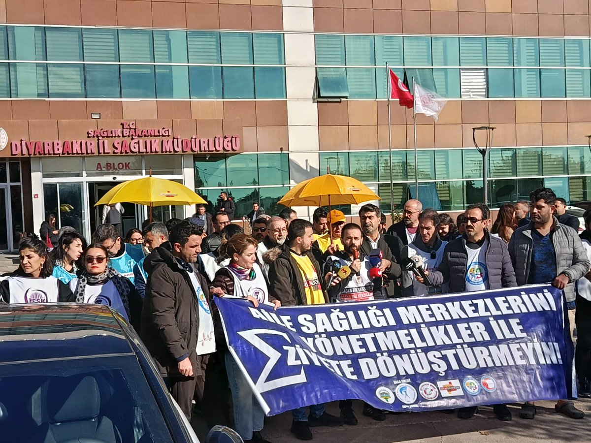 hekimbirligi21's tweet photo. Biz bu mesleği kölelik düzenine razı olmak için değil, insanı yaşatmak için seçtik.
Popülist söylemlerle usulsüz taleplerin hak gibi dayatılmasına, emeğimizin kalem kalem bölünerek sadaka gibi sunulmasına, hekimliğin değil angaryanın ve sekreterliğin kurumsallaştırılmasına boyun eğmiyoruz.
Sağlığın piyasaya, hekimin performans tablolarına, vicdanın puan cetvellerine sıkıştırılmasını kabul etmiyoruz. Gelmeyen, aşısını yaptırmayan, izlemini reddeden kişilerin bedelini hekime kesen bu adaletsiz düzeni tanımıyoruz.
Yazdığımız ilaçtan dolayı idarenin, yazmadığımız ilaçtan dolayı cehaletin hedefi olmaya; baskı, tükenmişlik ve umutsuzlukla her gün bir meslektaşımızı kaybetmeye sessiz kalmayacağız.
Bize “Sindiler, korktular, parasını kesebilir, hakkını yiyebilirsiniz” diyenlere açıkça söylüyoruz:
 Yanıldınız.
 Hekimler susmaz. Hekimler boyun eğmez. Hekimler bu düzeni kabul etmez.
Bu mücadele onur mücadelesidir. Ve biz buradayız. @hekim_birligi @diyahed @AHEF2008