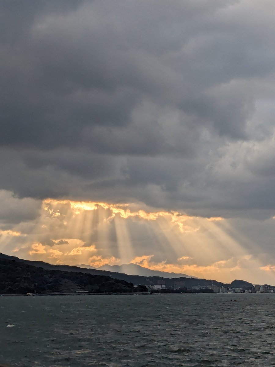 曇りの夕方は、天使の梯子が見えやす様です🪽✨
