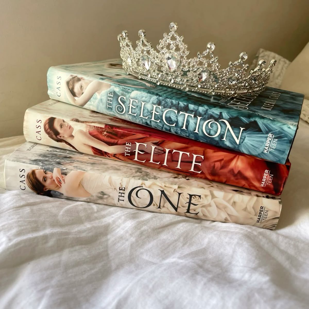 em algum momento da sua vida, alguém vai te recomendar a série de livros A SELEÇÃO, e é muito importante que você leia, eu juro