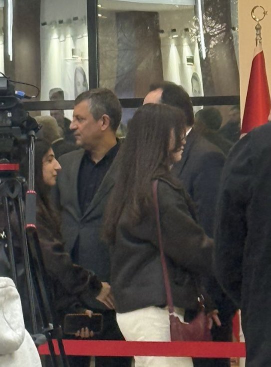 Koparılıp götürülmüş dostun yoldaşın
Türkülerle ulaşır sıcak selamın
Karlı dağlar gibi dik tut başını
Gösterme yaranı çat kaşlarını
Kızılcık şerbeti içtim söyle
Kan kussan bile diren zalime.. <a href="/eczozgurozel/">Özgür Özel</a>