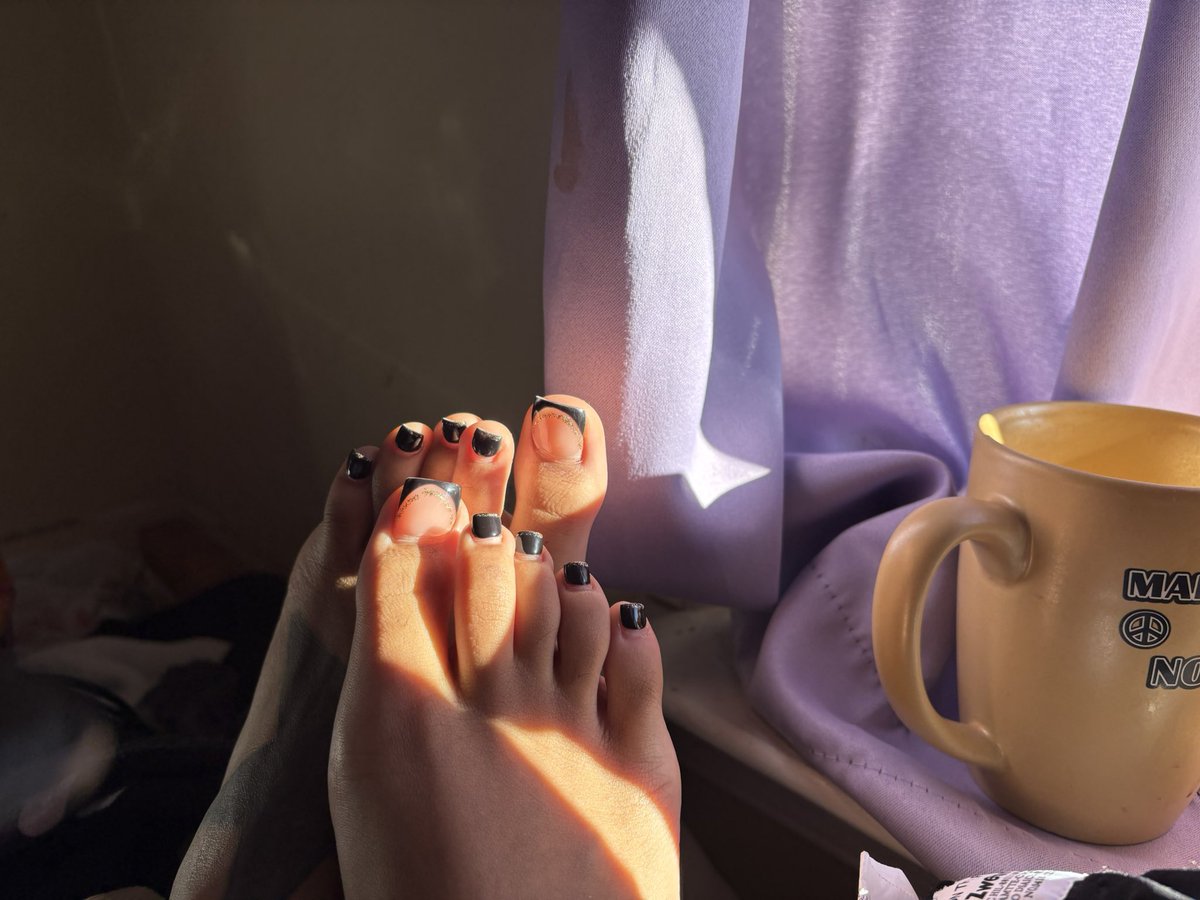 Toeesiess's tweet photo. What’s better than pretty feet and a cup of tea in the morning #goodmorning #feet #toes #feetfetısh https://t.co/oP4v6LmRcZ