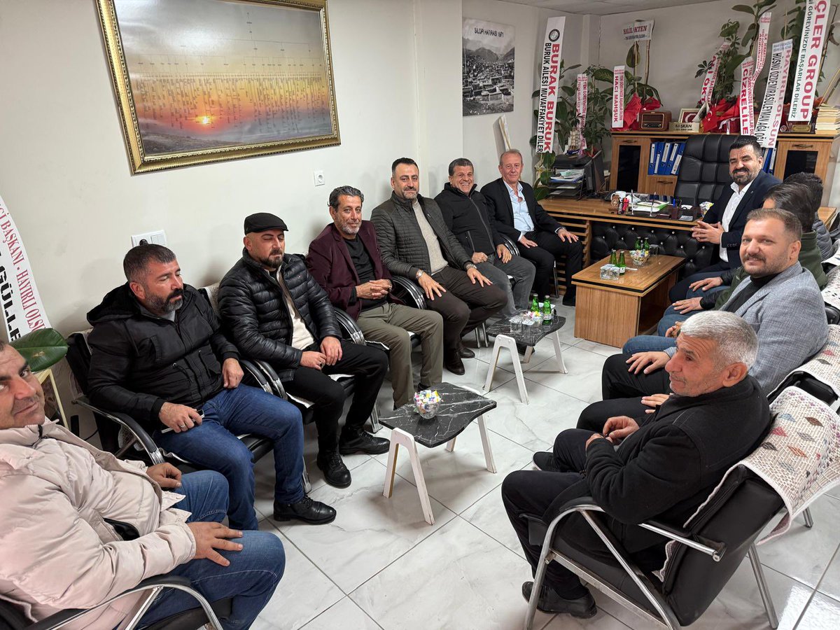 Bugün Derneğimize iade-i ziyaret yapan İlçe Emniyet Müdürümüz Sayın Özkan Erdoğan beyi ağırlayarak memleketimizin sorun ve sıkıntıları hakında görüşme yapma fırsatı bulduk. 

#silopi 
#cizre 
#şırnak