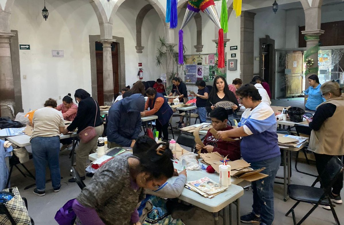 En el Centro LIBRE SLP se llevó a cabo un taller de elaboración de piñatas, donde mujeres participantes desarrollaron habilidades creativas para generar nuevas oportunidades de ingreso y fortalecimiento personal. 🪅

#PotosíSinLímites #RicardoGallardo #Semujeresslp
