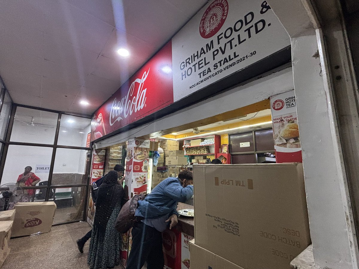 subhadeep's tweet photo. @eCateringIRCTC Informed you about the same early this year &amp; situation is still the same. No VISIBLE price list of Dosa, Idli etc. is available in this store in Guwahati station Platform 1 till today. @RailwaySeva @RailNf @IRCTCofficial https://t.co/whSK205Hho