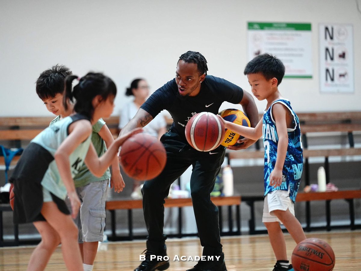BeDifferentMBS's tweet photo. Giving back to the next generation at B Pro Academy. Proud to represent Pattani Raptors and the TEBA League on and off the court. #bedifferentmbs #basketballtrainer #marcusscott https://t.co/UtjjV7Ytlx