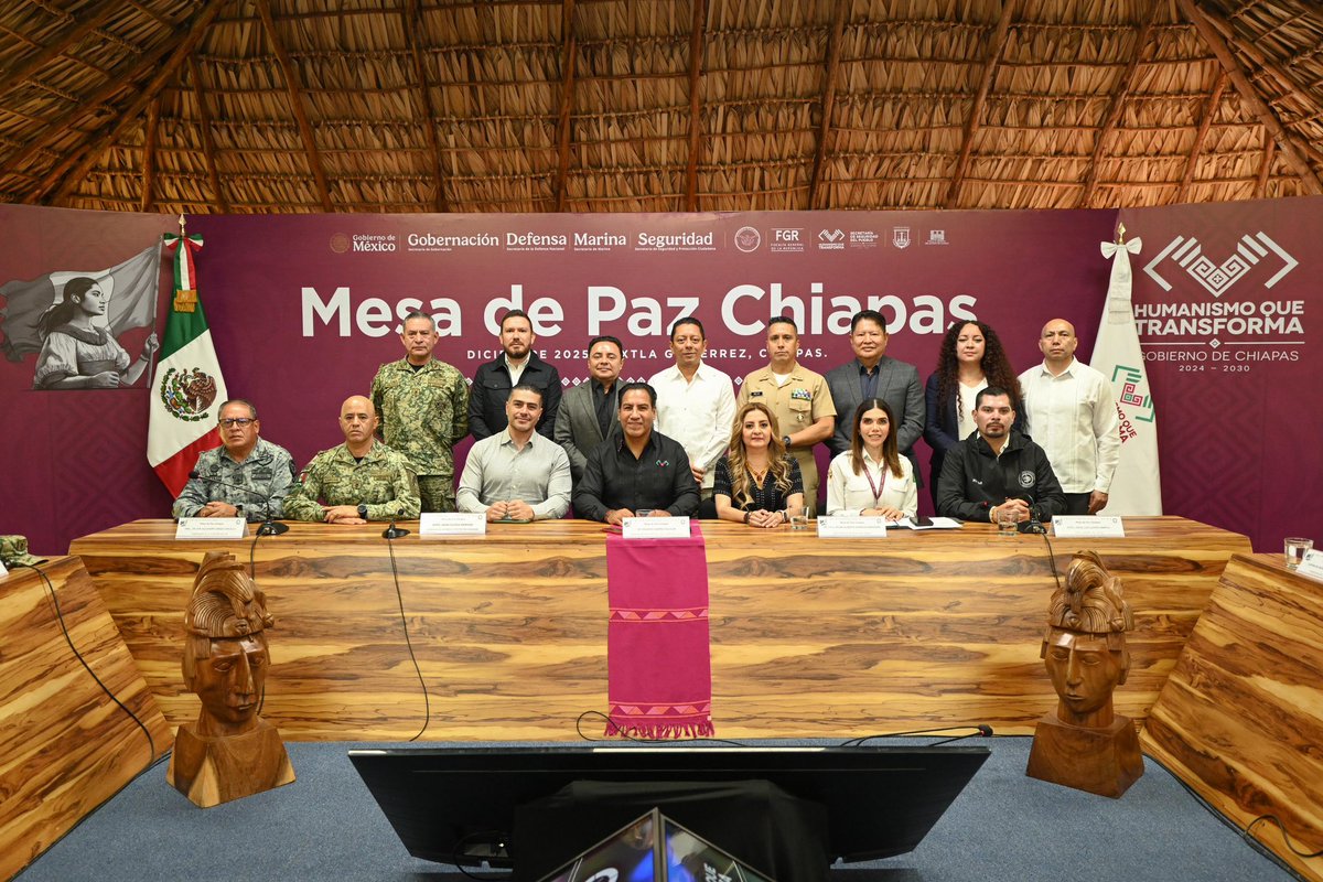 ramirezlalo_'s tweet photo. Empezamos muy temprano la Mesa de Paz con la presencia del destacado secretario de Seguridad y Protección Ciudadana del Gobierno de México, Omar García Harfuch @OHarfuch, a quien agradecemos el respaldo que nos ha otorgado y, sobre todo, la confianza de nuestra presidenta, Claudia Sheinbaum Pardo @Claudiashein, a través de la Mesa de Paz Nacional, lo que nos ha permitido, de manera coordinada, combatir la violencia y llevar a Chiapas a una pacificación donde las familias se sientan seguras y protegidas. Particularmente, por acompañarnos en nuestra aspiración de construir la paz todos los días. Gracias al general de división E.M. Alejandro Vargas González, Comandante de la VII Región Militar; al general de brigada E.M. Juan Ernesto Estrada González, Comandante de la 39 Zona Militar; al vicealmirante C.G. D.E.M. Felipe de Jesús Santillán Murillo, Comandante de la 22 Zona Naval; al general brigadier, J. Inés Meléndez Estrada, coordinador de la Guardia Nacional en Chiapas; al magistrado Juan Carlos Moreno Guillén, presidente del Tribunal Superior de Justicia del Estado; al fiscal general del Estado, Jorge Luis Llaven Abarca; al secretario de Seguridad del Pueblo, Óscar Alberto Aparicio Avendaño. El trabajo conjunto y el compromiso han sido clave para construir un Chiapas en paz.
