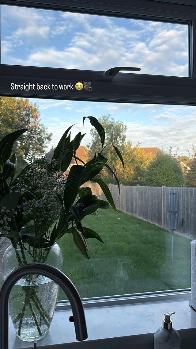 Chernyak_La's tweet image. Back to work
but not away from life
Light through the window
a quiet afternoon
and someone reminding me
how to rest without guilt   #SlowLiving  
#WorkAndLife  
#LifeWithDogs  
#HomeLight  
#CalmAfternoon