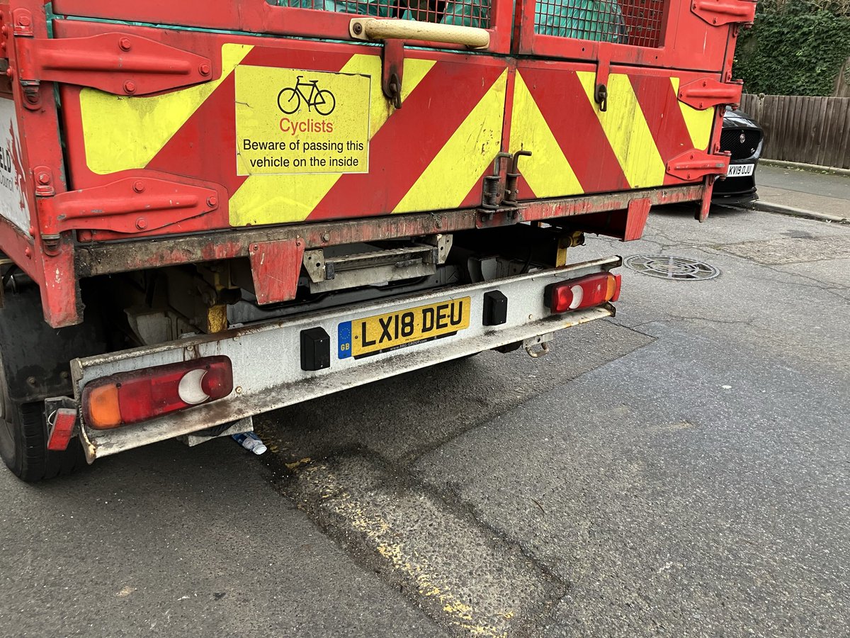 sweetsufos's tweet photo. Dear @EnfieldCouncil this morning I missed my dentist appointment because one of your vehicles was inconsiderately parked outside my driveway, this vehicle blocked my drive for over 30 minutes! This is a major risk if there was an emergency I would not of been able to escape. https://t.co/l5setWvjHB