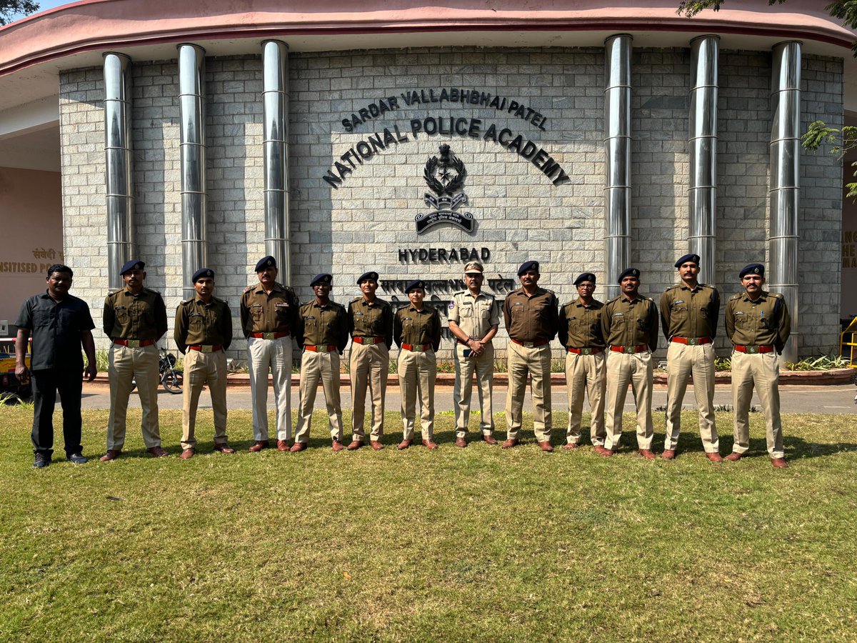 AcademySsb's tweet image. 30वें AC(DE) कोर्स के प्रशिक्षु अधिकारियों के तेलंगाना 'शैक्षणिक भ्रमण' (Study tour) पर गए एक समूह ने आज 'सरदार वल्लभ भाई पटेल राष्ट्रीय पुलिस अकादमी', हैदराबाद और चार मीनार का भ्रमण किया।

#SSB_INDIA #studytour #officer