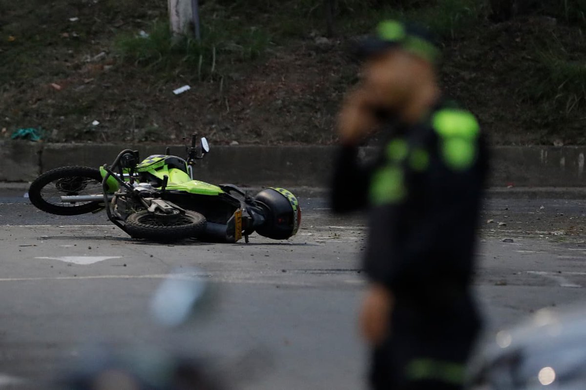 ReporteroStder's tweet photo. 🆘 Los subintendentes Jorge Leandro Gómez Ochoa, de 36 años, y Robert Stiven Melo Londoño, de 33 años, fueron asesinados en la carrera 50 calle 40, barrio Mariano Ramos en #Cali, cuando estaban patrullando el sector y fue activada una carga explosiva. 

Fotos: @juanfotosadn https://t.co/VPMX1sr2jJ