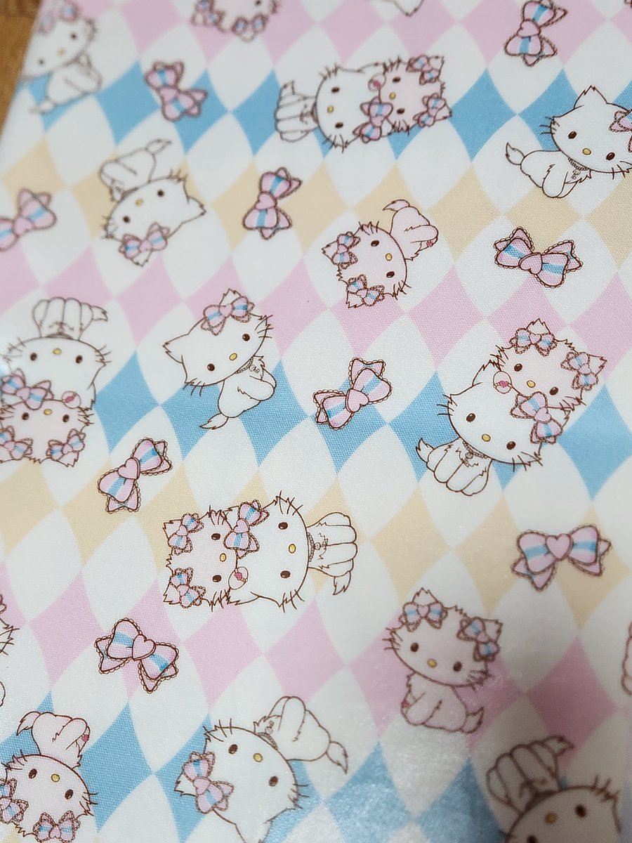 방수 챠미키티원단 6.0에 판매합니다 주르륵...ㅠㅜ 
매트로 쓰셔도 되구 재봉틀로 제작하셔도 좋아요...!
#챠미키티 #허니큐트 #산리오원단
#챠미키티원단