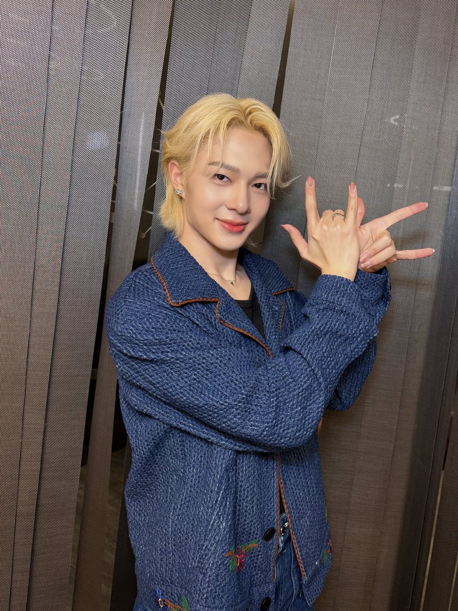 To_ZeeNunew's tweet photo. 농뉴가 뜻깊은 자리에서 입어서😍 
이 예쁜 자켓이 더 빛나보여어 
선물한 지 2년 반이나 지나서 빛을 보다니 큐티파이2 한국 팬미팅 때였나..? 

#วันนี้แม่ๆซื้ออะไรให้นุนิว
#ดีว่าราวี #DivaLaVie
#เหมาโรงเด้งโพกกับนุนิว
#NuNew @CwrNew https://t.co/BeQACNR54n