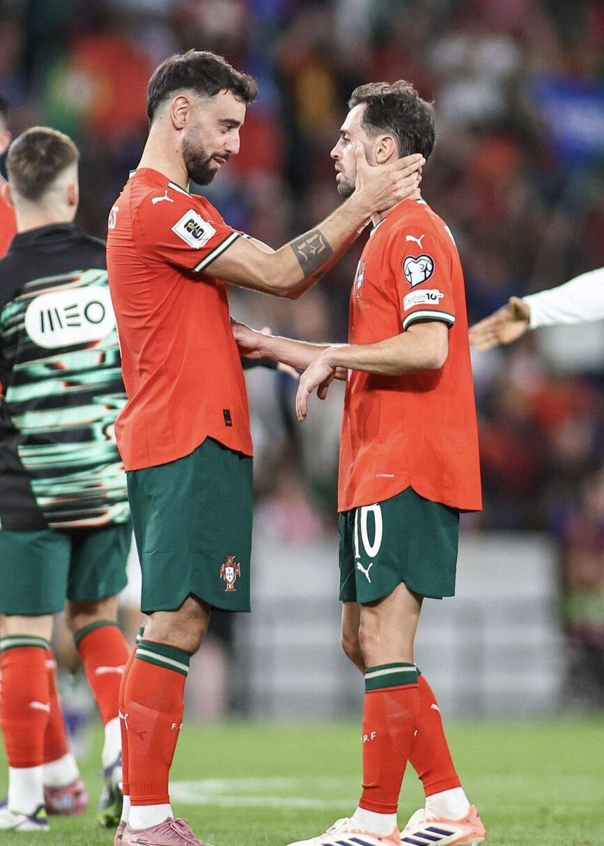 سُئل برونو فيرنانديز عمّا إذا كان أكثر لاعب مُزعج في الدوري الإنجليزي الممتاز، فأجاب: «صورتي داخل الملعب تجعلني أبدو كشخص يشتكي دائمًا، لكن برناردو سيلفا أكثر إزعاجًا مني! هو لاعب دبلوماسي، وأنا لست كذلك! مشكلتي أنني أتحدث بذراعيّ كثيرًا » 