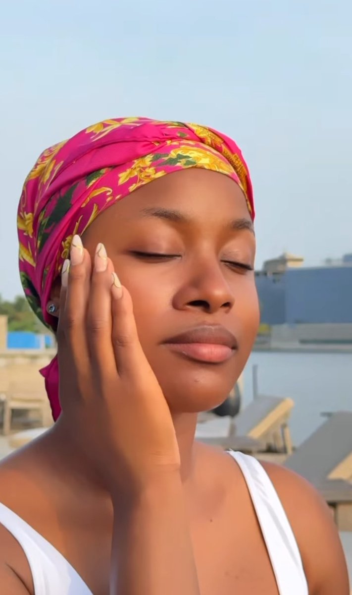 lorrain10466313's tweet photo. Just in 💧👌 🌞
New post on IG 🚨 🚨 🚨
BELLA X LAROCHE-POSAY
#BellaOkagbue
#sunscreeneveryday https://t.co/pgdkOvKTov