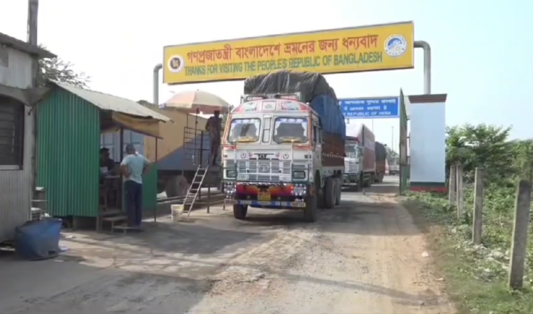 বেনাপোল স্থলবন্দর দিয়ে ভারত থেকে ৯০ মে. টন পেঁয়াজ আমদানি