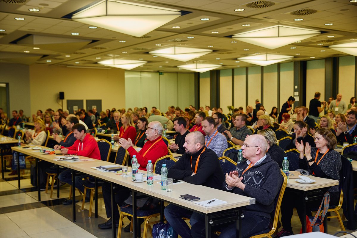 Inspekce_prace's tweet photo. Na 9. ročníku konference BOZP, významné oborové akce konané 25.-26. 11. v Praze, vystoupil náměstek Jiří Macíček s novinkami ve způsobu hlášení pracovních úrazů od 1. 1. 2026. Mimo jiné  ukázal praktický postup hlášení úrazu prostřednictvím Portálu inspekce práce. #pracovniurazy https://t.co/0qeIBJ7Tpy