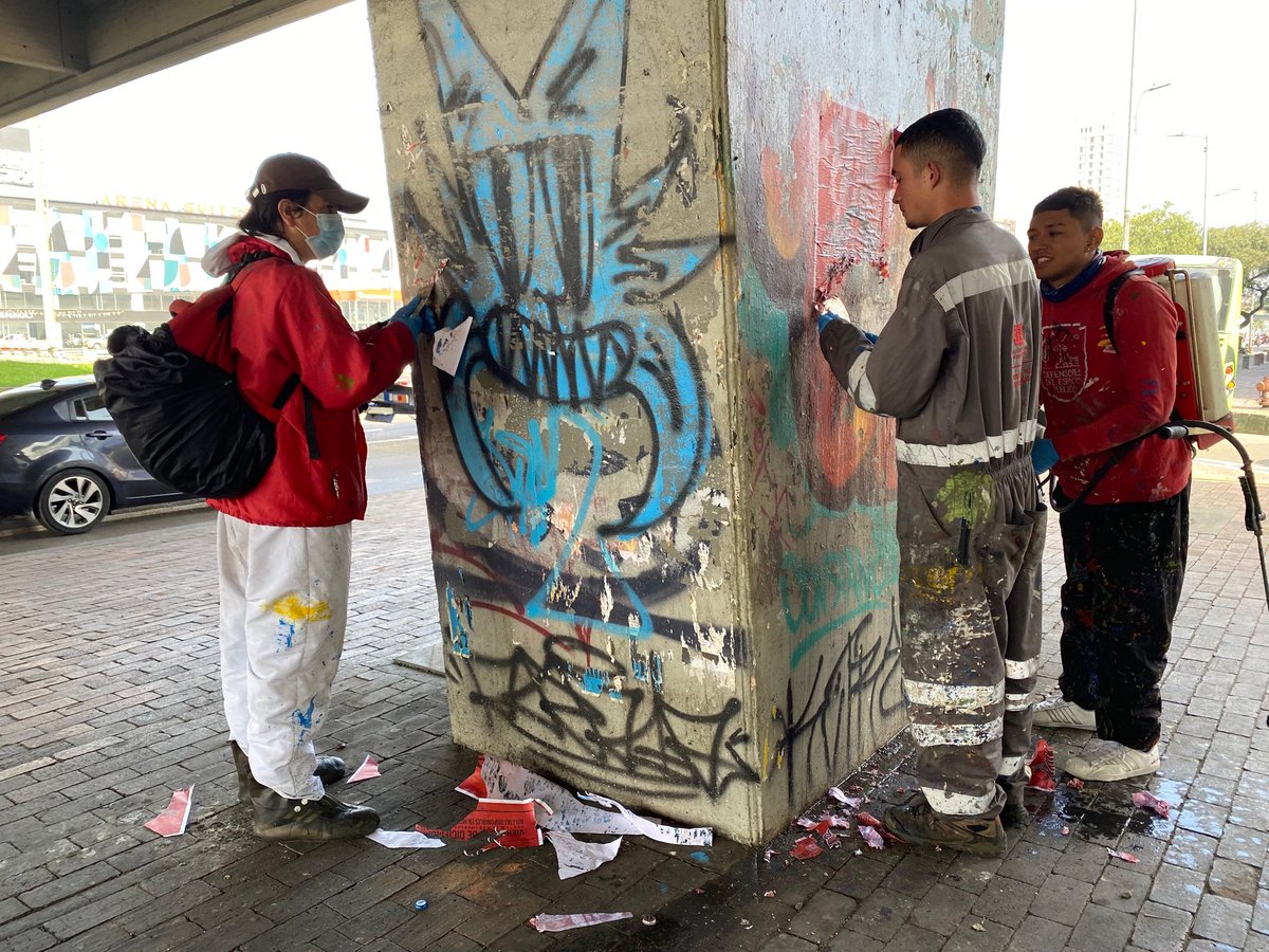 MiEspacioesBog's tweet image. 📍Bajopuente calle 63 con Av. NQS

#TransformACCIÓN 2.0, los defensores del espacio público realizan el retiro de publicidad no autorizada en muros y pendones del mobiliario urbano.
Estas acciones de @Bogota permiten descontaminar visualmente y ordenar el entorno 💛

#AquíSíPasA