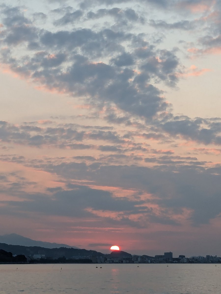 夕暮れの時に、太陽が作る光のグラデーション。

　数分間しか見れないけど、とても綺麗✨
