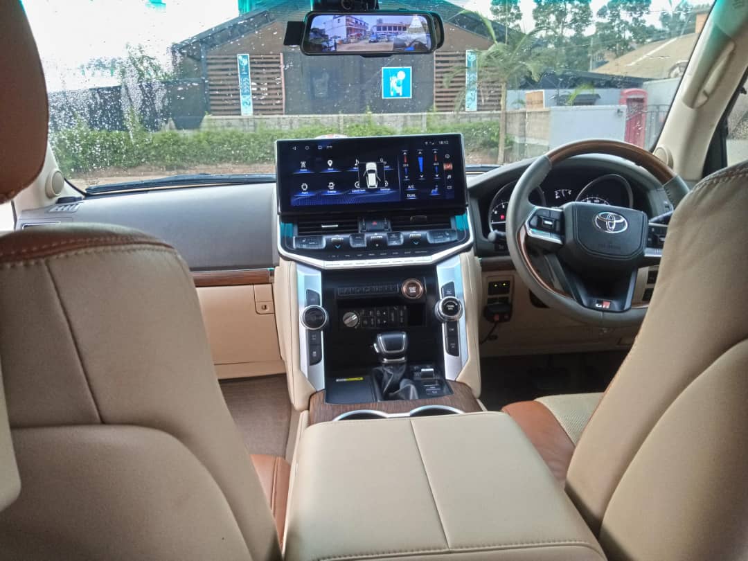 carmaxuganda's tweet photo. Toyota Land Cruiser 
Petrol Automatic Transmission 
2012 With A New Kit Facelift 
High-End Music System 
New Tires 
Christmas Quick Sale 
195M Ugx

WhatsApp+256761555315 https://t.co/EZ8BfkGmOj