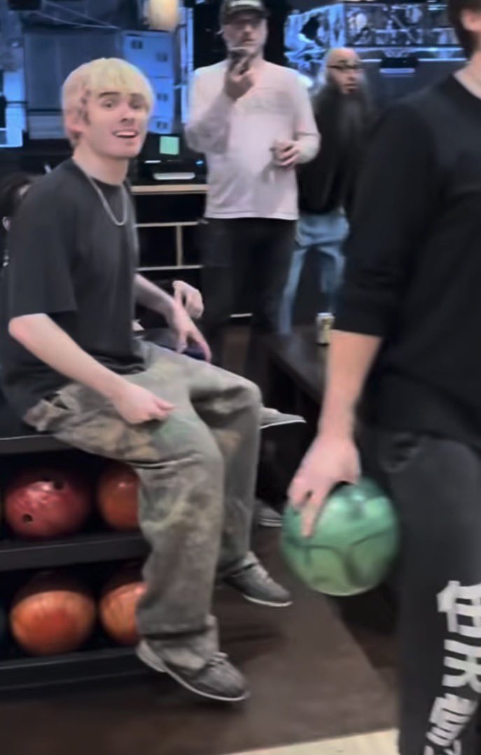 REALSUPERPARXZ's tweet image. he’s like an elf on a shelf