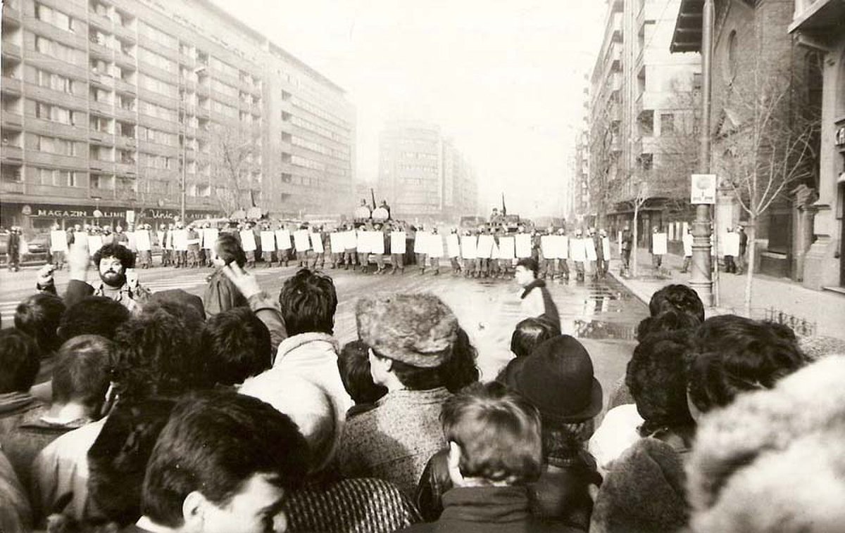 germanshepard8's tweet photo. #16dicembre 1989 – A #Timișoara inizia la #rivoluzione #romena del 1989, come protesta contro il tentativo del governo di espellere il sacerdote riformato dissidente, László Tőkés.
#storia https://t.co/XQUstgqZnU