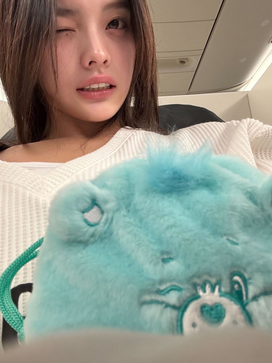 illitweverse's tweet image. 🌟 #IROHA | 251217

🐢: 왹..롱…?👽🌱

#ILLIT #아일릿 @ILLIT_official @ILLIT_twt