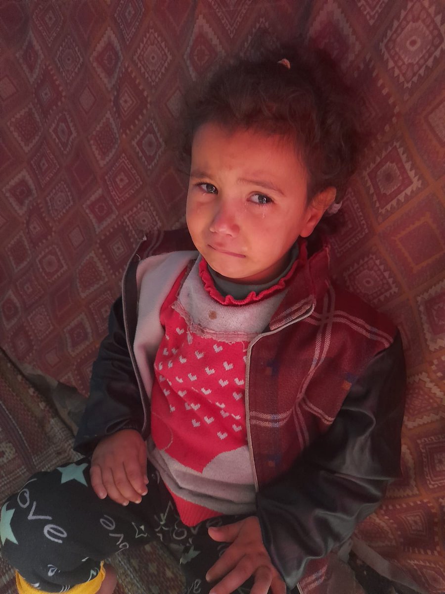 DalulainGaza's tweet photo. 😭My poor daughter is crying because she wants to eat. We don't have a single piece of bread to feed her. Please help me as much as you can. I don't want to lose my little girl. Please. 
🙏🙏
https://t.co/MfwQOKKb9J https://t.co/TWMqvydEQ6