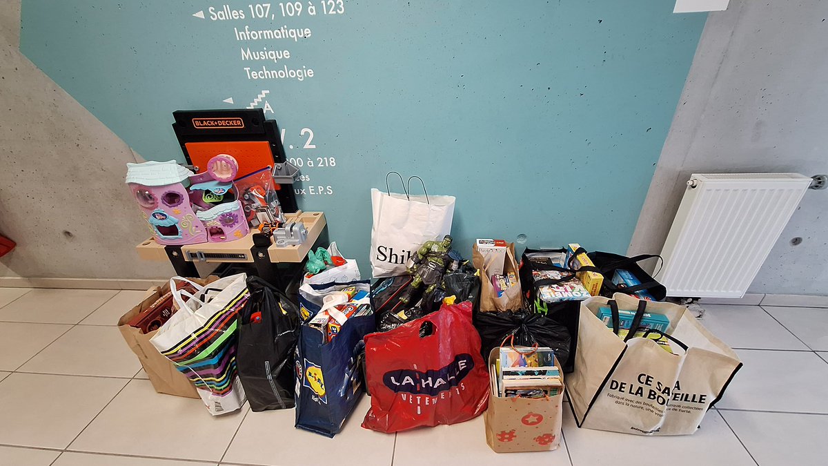 Une belle collecte de jouets par les élèves du collège, collecter pour la Croix-Rouge