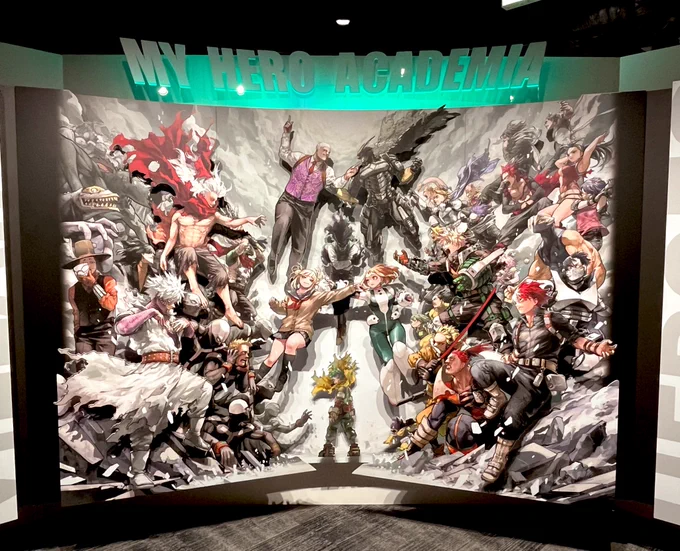 ヒロアカ展行ってきたんですけど4時間掛けて原画じっくり見たけどまだ物足りなくてもっかい行きたい しかし既にチケットは完売…… グッズは図録だけ目当てにショップ行ったら、だいなまかっちゃんのブランケットポコポコ置いてあってあまりに可愛くて買うか悩みました