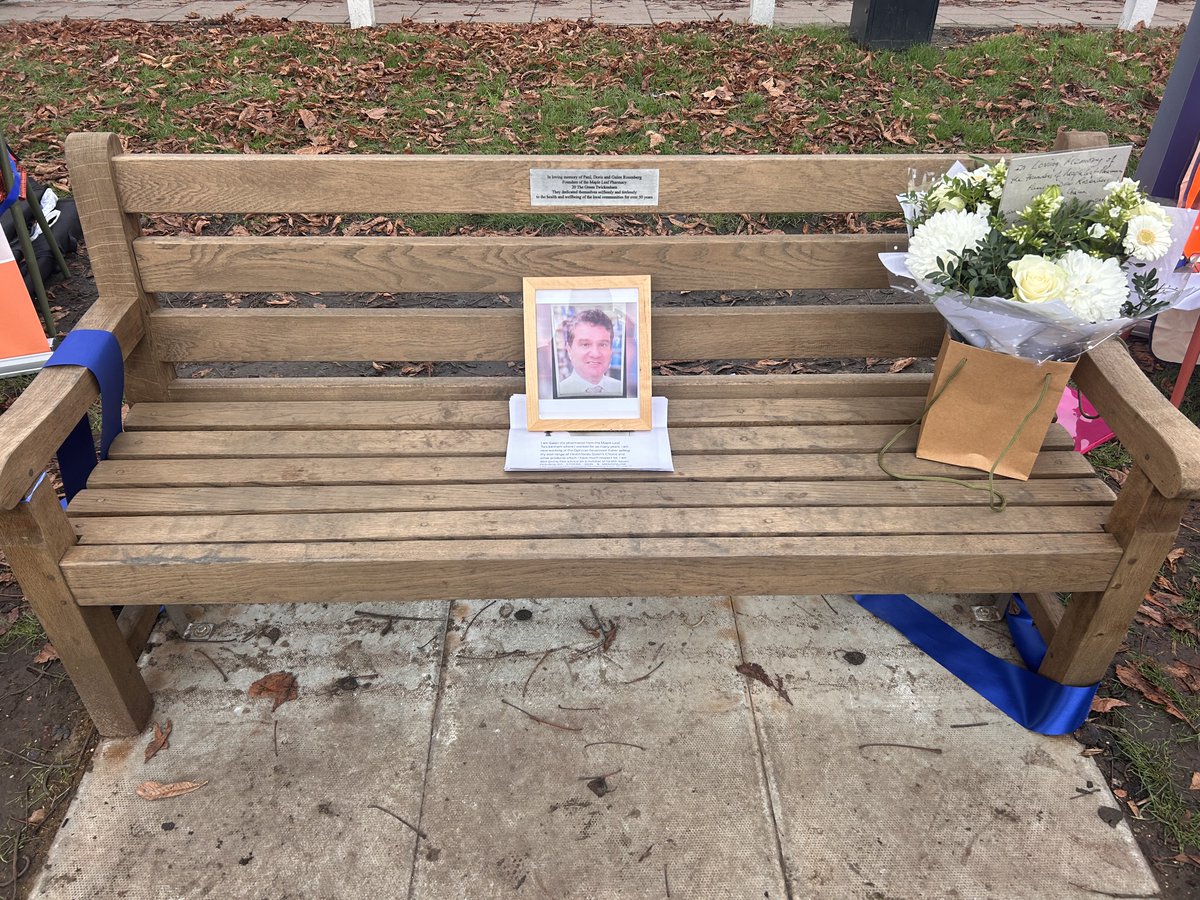 WL_MND's tweet image. A moving memorial bench for Galen Rosenberg was inaugurated on Twickenham Green on Nov 16th. Galen was a cherished member of the community who sadly passed away from MND.

Donate in Galen's memory: justgiving.com/page/anil-roka…