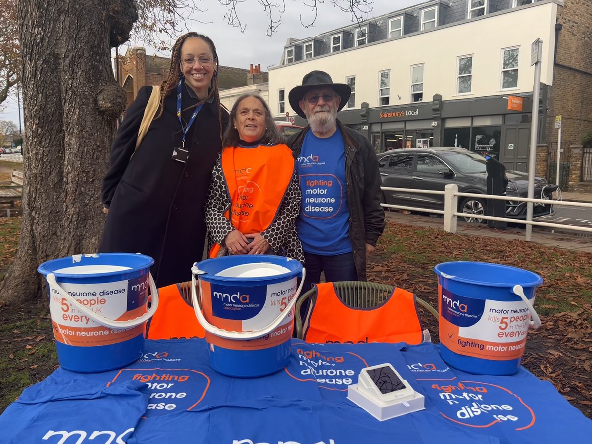 WL_MND's tweet image. A moving memorial bench for Galen Rosenberg was inaugurated on Twickenham Green on Nov 16th. Galen was a cherished member of the community who sadly passed away from MND.

Donate in Galen's memory: justgiving.com/page/anil-roka…