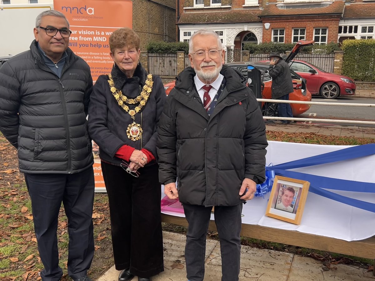 WL_MND's tweet image. A moving memorial bench for Galen Rosenberg was inaugurated on Twickenham Green on Nov 16th. Galen was a cherished member of the community who sadly passed away from MND.

Donate in Galen's memory: justgiving.com/page/anil-roka…