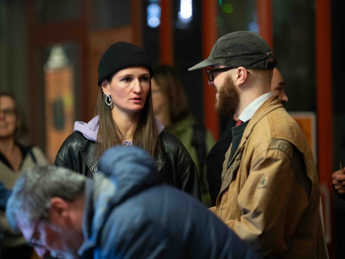 NuitduCourt's tweet image. ✨ À l’approche des fêtes, retour sur la convivialité de la 28e Nuit du Court ✨ série 2🐱
Un moment de partage où les équipes de films et le public se rencontrent, échangent et célèbrent ensemble leur passion commune : le cinéma et le format court 🎬photos : ©Anne-Laure Lechat