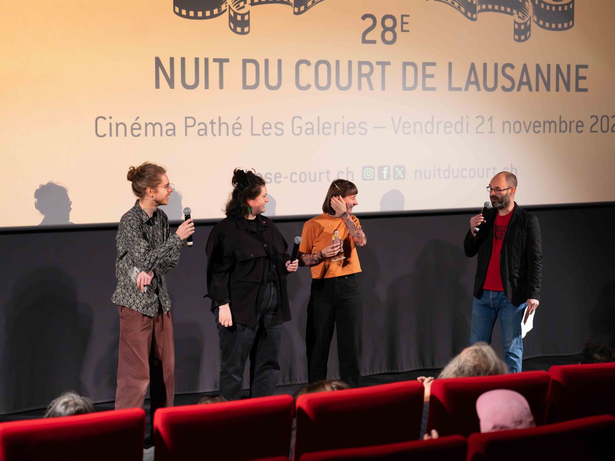 NuitduCourt's tweet image. ✨ À l’approche des fêtes, retour sur la convivialité de la 28e Nuit du Court ✨ série 2🐱
Un moment de partage où les équipes de films et le public se rencontrent, échangent et célèbrent ensemble leur passion commune : le cinéma et le format court 🎬photos : ©Anne-Laure Lechat